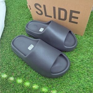 Adidas Yeezy Slide in onyx Size 11
With box